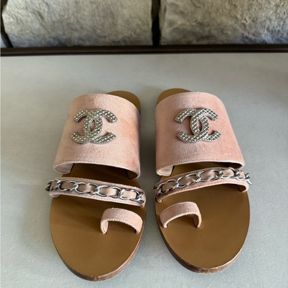 CHANEL Pink Velvet Slide Sandals with Chain and CC Logo - Picture 3 of 10